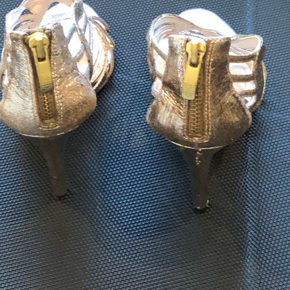 Vince Camuto gold sz 6, 4” heel leather upper - Picture 3 of 7